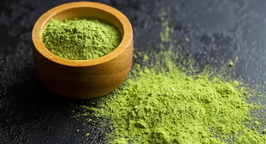 losse matcha op tafel